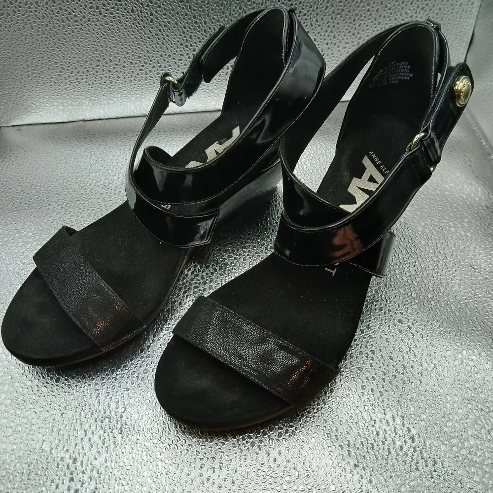 Anne Klein Black Strappy Wedged Sandal Womans Size 5